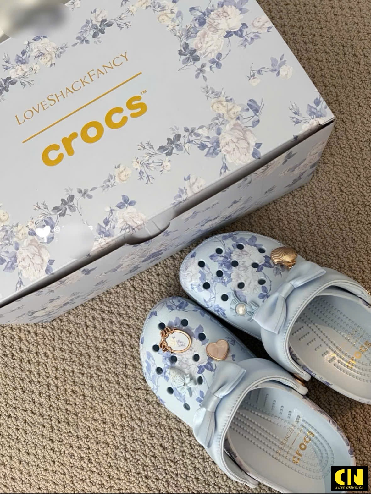 Dép Crocs Classic Love Shack Fancy Clogs Blue White Giá Tốt Dép Crocs Classic Love Shack Fancy Clogs Blue White Giá Tốt