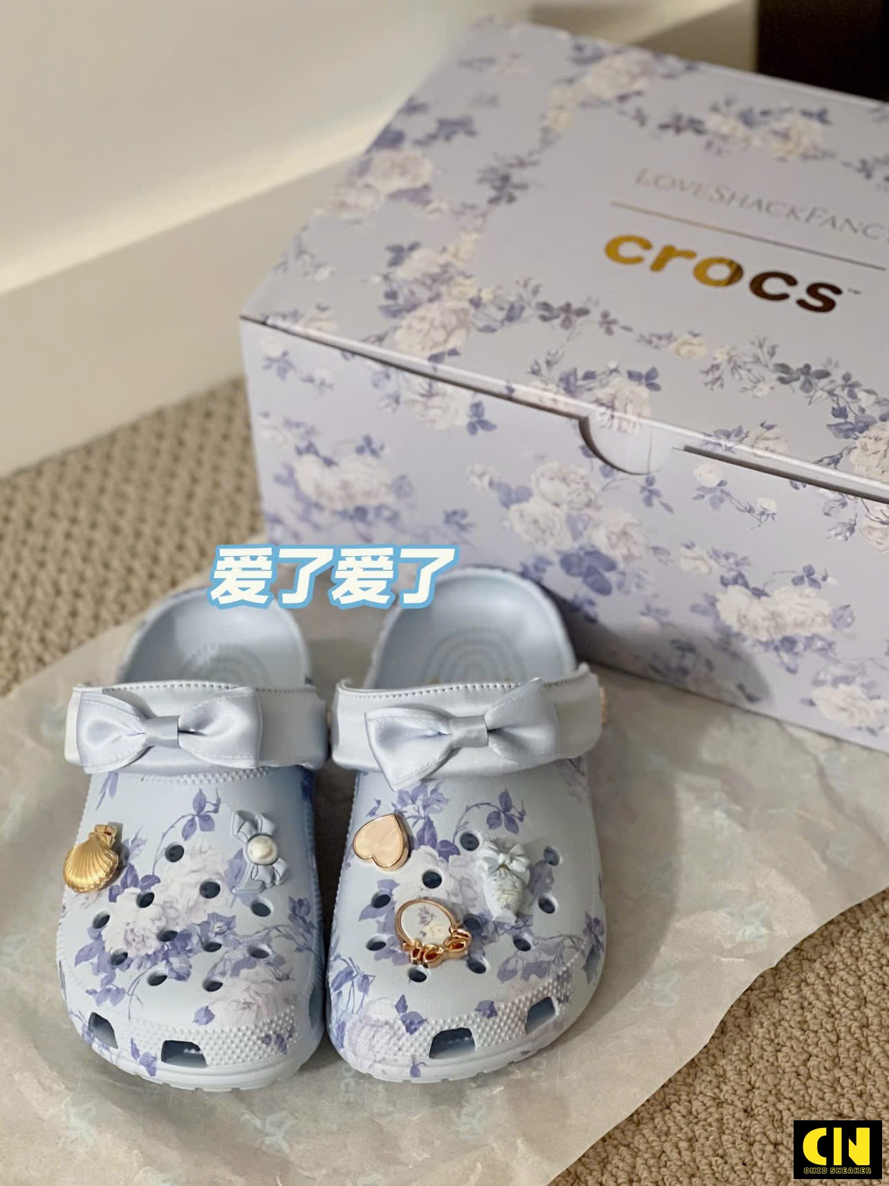 Dép Crocs Classic Love Shack Fancy Clogs Blue White Giá Tốt Dép Crocs Classic Love Shack Fancy Clogs Blue White Giá Tốt