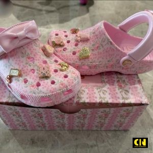 Dep Crocs Love Shack Fancy Trang Hong Kem Charm Dép Crocs Love Shack Fancy Trắng Hồng Kèm Charm