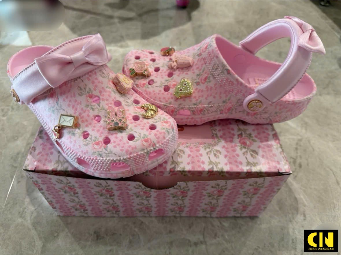Dép Crocs Love Shack Fancy Trắng Hồng Kèm Charm Dép Crocs Love Shack Fancy Trắng Hồng Kèm Charm