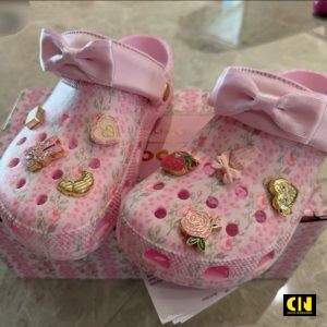 Dep Crocs Love Shack Fancy Trang Hong Kem No Gan Jibbitz Xinh Xan Dép Crocs Love Shack Fancy Trắng Hồng Kèm Nơ Gắn Jibbitz Xinh Xắn
