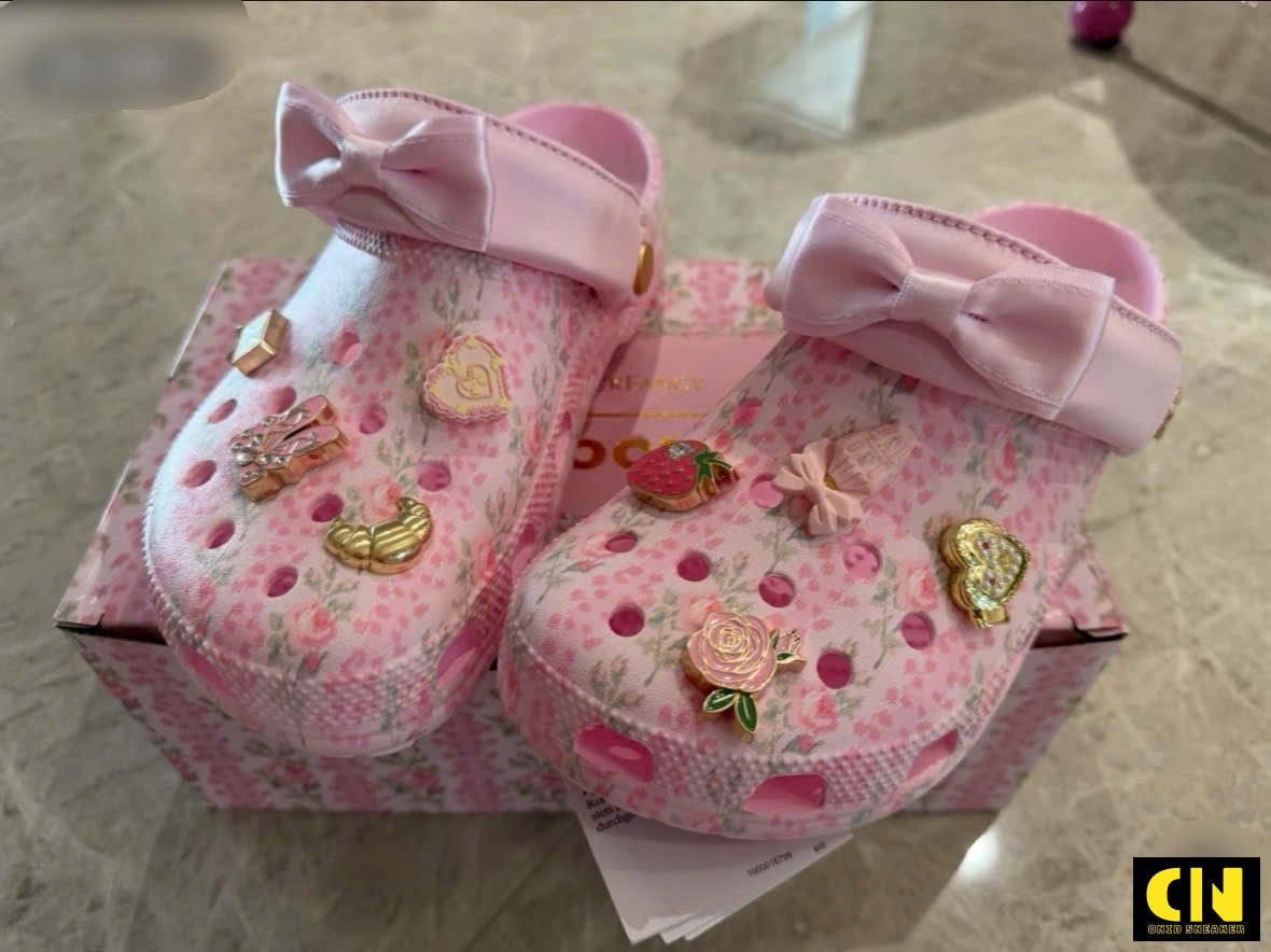Dép Crocs Love Shack Fancy Trắng Hồng Kèm Nơ Gắn Jibbitz Xinh Xắn Dép Crocs Love Shack Fancy Trắng Hồng Kèm Nơ Gắn Jibbitz Xinh Xắn