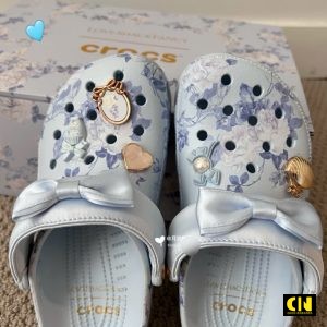 Dep Crocs Love Shack Fancy Xanh Trang Kem No Gan Jibbitz Xinh Xan Dép Crocs Love Shack Fancy Xanh Trắng Kèm Nơ Gắn Jibbitz Xinh Xắn