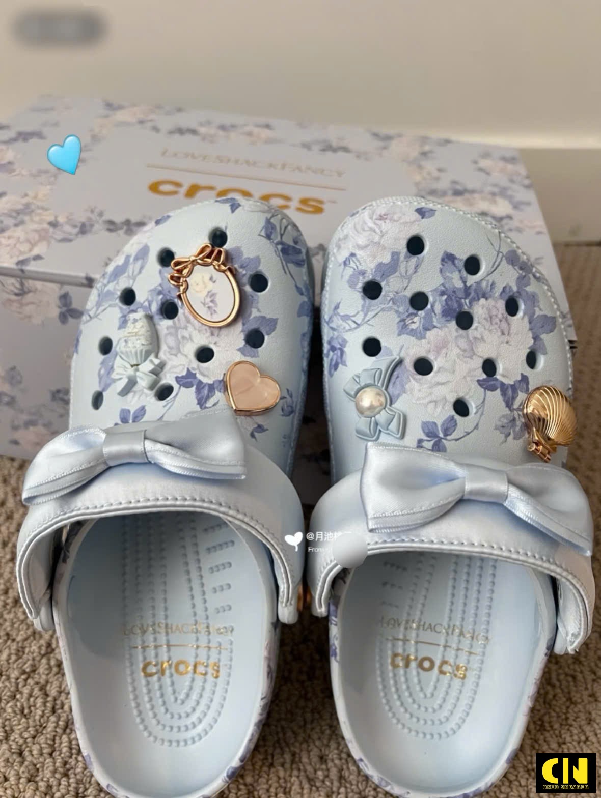 Dép Crocs Love Shack Fancy Xanh Trắng Kèm Nơ Gắn Jibbitz Xinh Xắn Dép Crocs Love Shack Fancy Xanh Trắng Kèm Nơ Gắn Jibbitz Xinh Xắn