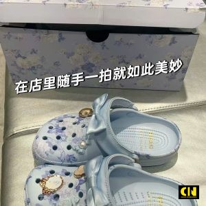 Dep Suc Crocs Classic Love Shack Fancy Clogs Blue White Hang Cao Cap Fullbox Dép Sục Crocs Classic Love Shack Fancy Clogs Blue White Hàng Cao Cấp Fullbox