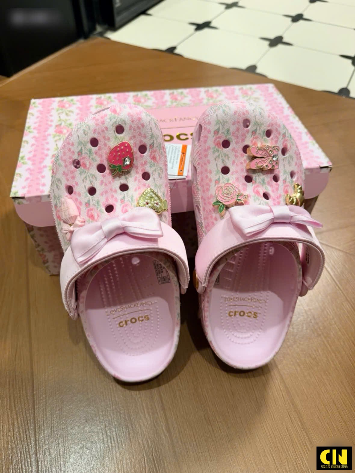 Dép Sục Crocs Love Shack Fancy Màu Trắng Hồng Dép Sục Crocs Love Shack Fancy Màu Trắng Hồng