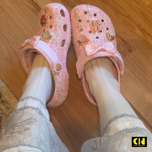 Dep Suc Crocs Love Shack Fancy Trang Hong Hoa Tiet Dép Sục Crocs Love Shack Fancy Trắng Hồng Họa Tiết
