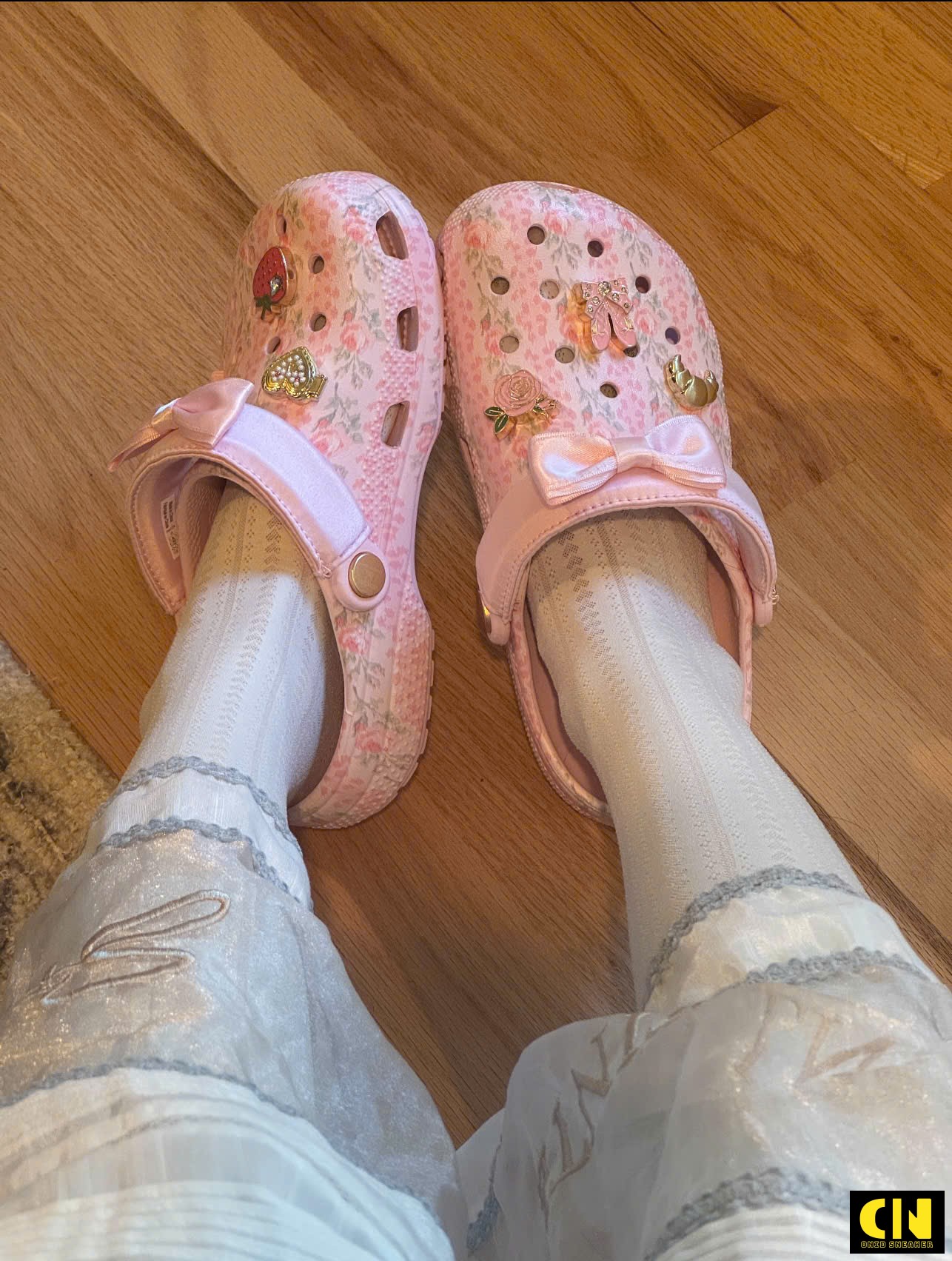 Dép Sục Crocs Love Shack Fancy Trắng Hồng Họa Tiết Dép Sục Crocs Love Shack Fancy Trắng Hồng Họa Tiết