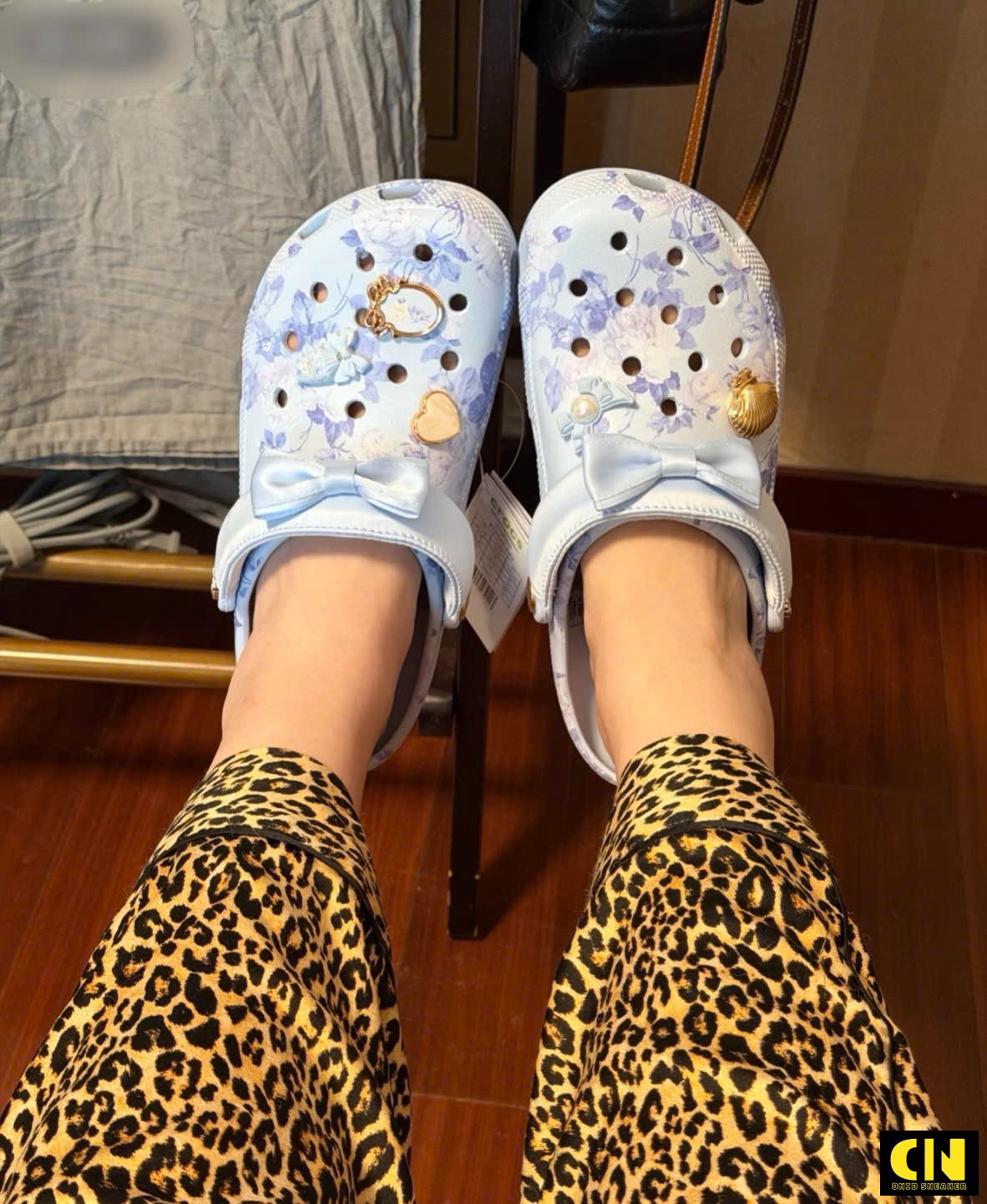 Dép Sục Crocs Love Shack Fancy Xanh Trắng Kèm Charm Dép Sục Crocs Love Shack Fancy Xanh Trắng Kèm Charm