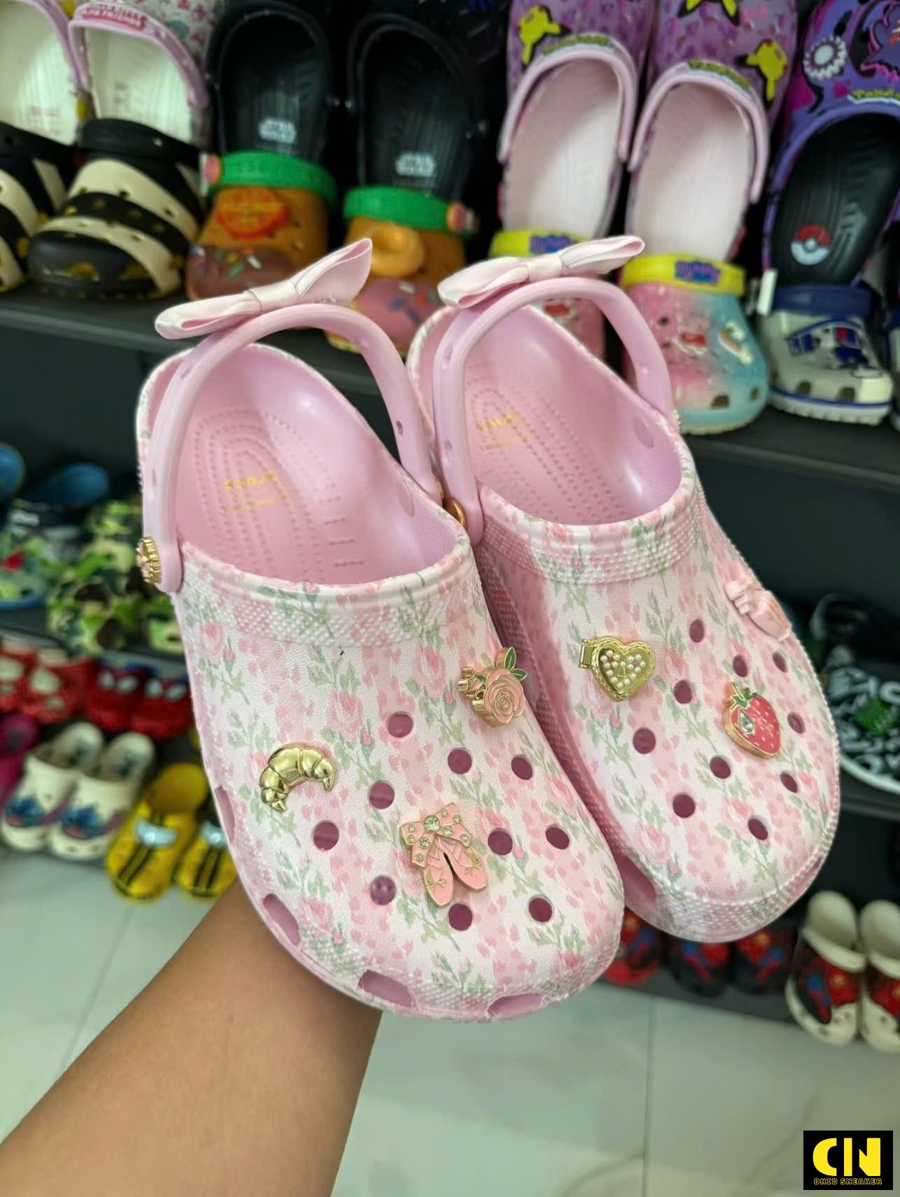 Dép Sục Nữ Crocs Love Shack Fancy Trắng Hồng Chất Lượng Chuẩn Full Box Dép Sục Nữ Crocs Love Shack Fancy Trắng Hồng Chất Lượng Chuẩn Full Box
