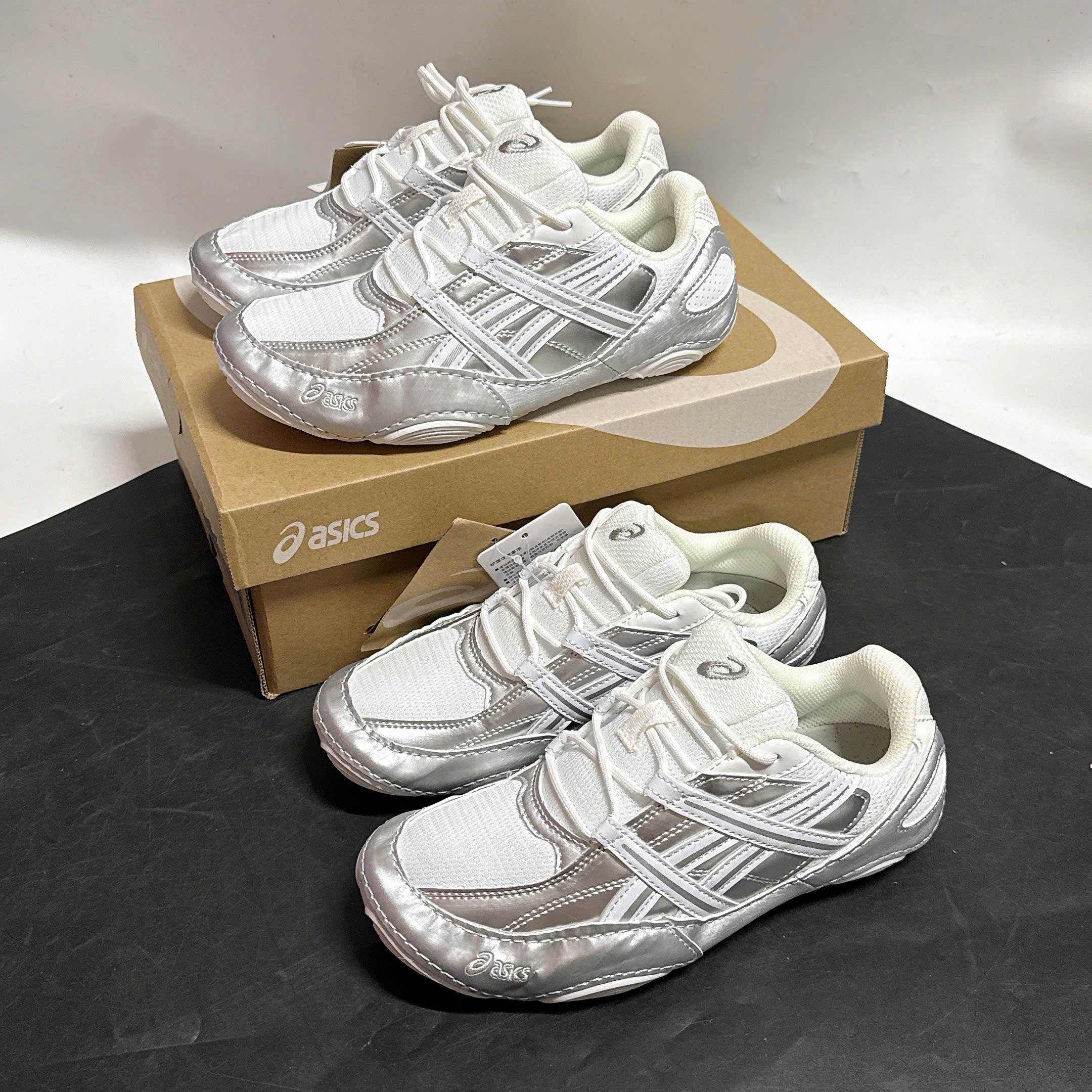 Giày Asics Hypersync Màu Trắng Bạc Ánh Kim Giày Asics Hypersync Màu Trắng Bạc Ánh Kim