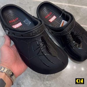 Giay Crocs Classic Clog Marvel Spider Man Neo Triple Black Giày Crocs Classic Clog Marvel Spider Man Neo Triple Black
