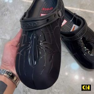 Giay Dep Crocs Spider Man Hoa Tiet Mang Nhen Full Den Giày Dép Crocs Spider Man Họa Tiết Mạng Nhện Full Đen