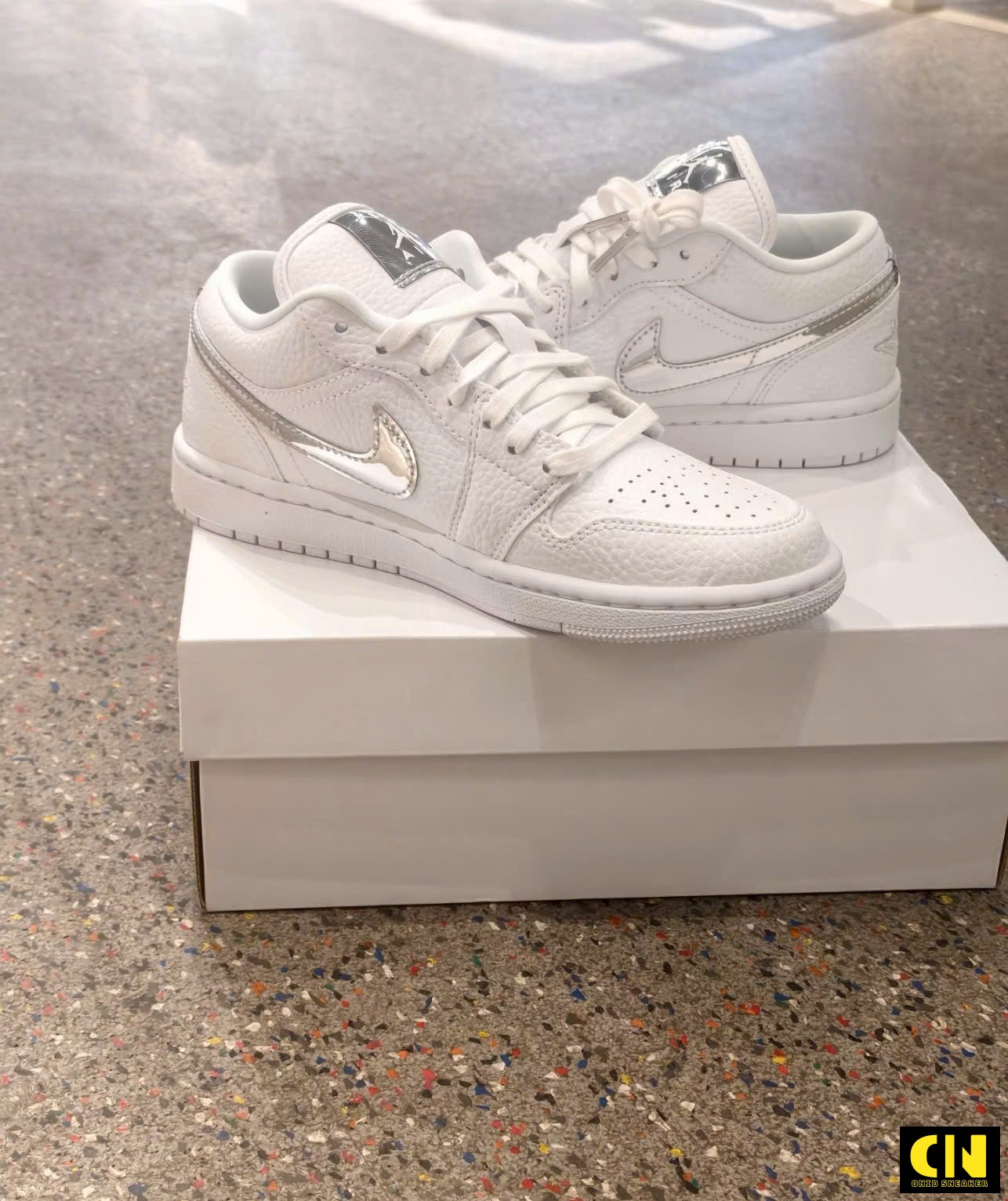 Giày Jordan 1 Low Se White Metallic Silver Trắng Logo Bạc Giày Jordan 1 Low SE White Metallic Silver Trắng Logo Bạc