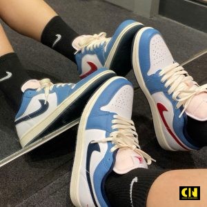 Giay Nike Air Jordan 1 Low Motion Blue Logo Den Do Giày Nike Air Jordan 1 Low Motion Blue Logo Đen Đỏ