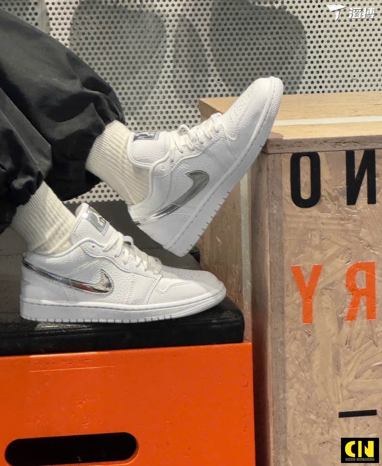 Giày Nike Air Jordan 1 Low Se White Metallic Silver Giày Nike Air Jordan 1 Low SE White Metallic Silver