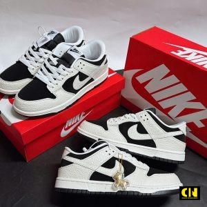 Giay Nike Dunk Embossed Baroque Black White Charm Ngua Vang Giày Nike Dunk Embossed Baroque Black White Charm Ngựa Vàng