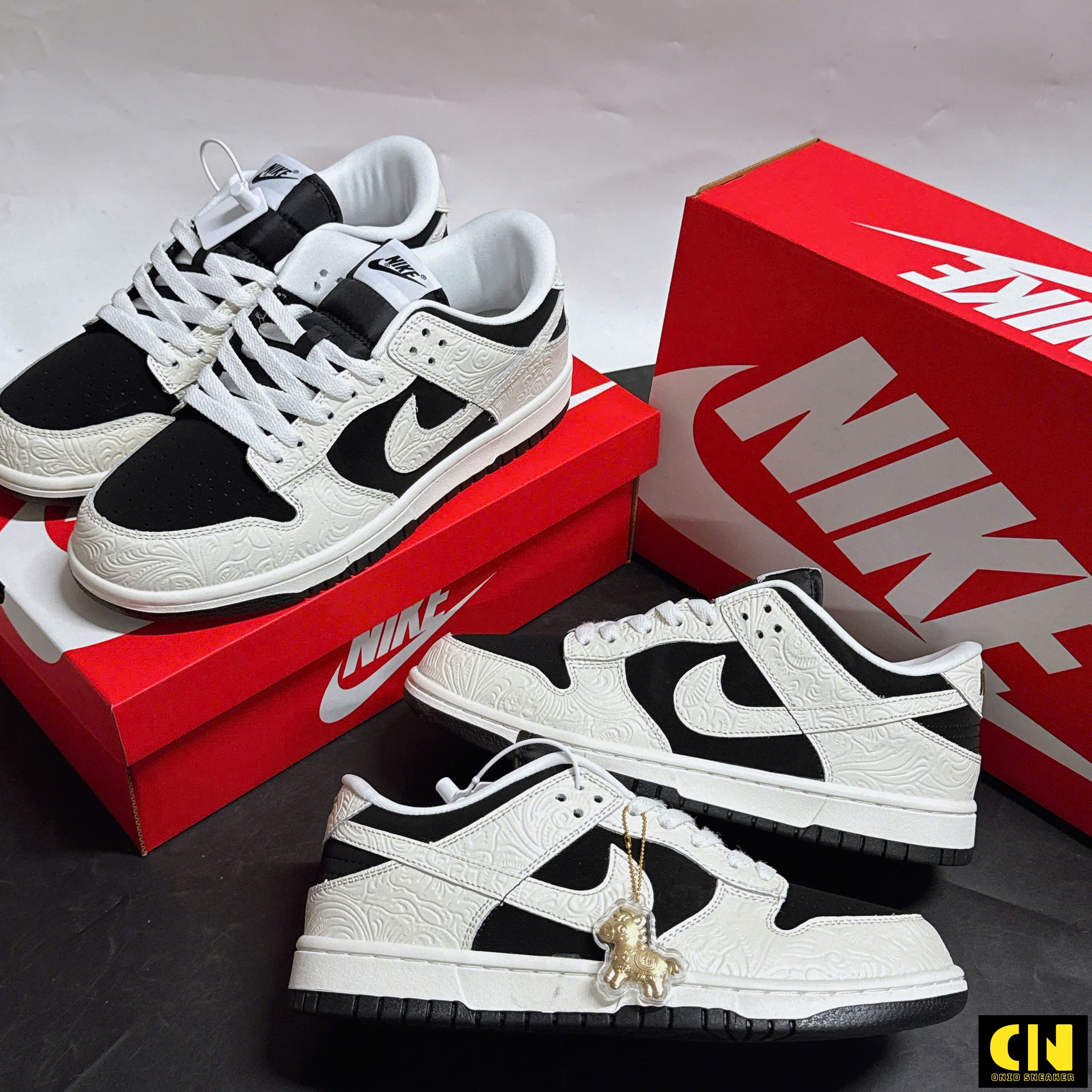 Giày Nike Dunk Embossed Baroque Black White Charm Ngựa Vàng Giày Nike Dunk Embossed Baroque Black White Charm Ngựa Vàng