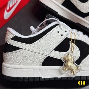 Giay Nike Dunk Embossed Baroque Black White Kem Charm Ngua Vang Giày Nike Dunk Embossed Baroque Black White Kèm Charm Ngựa Vàng
