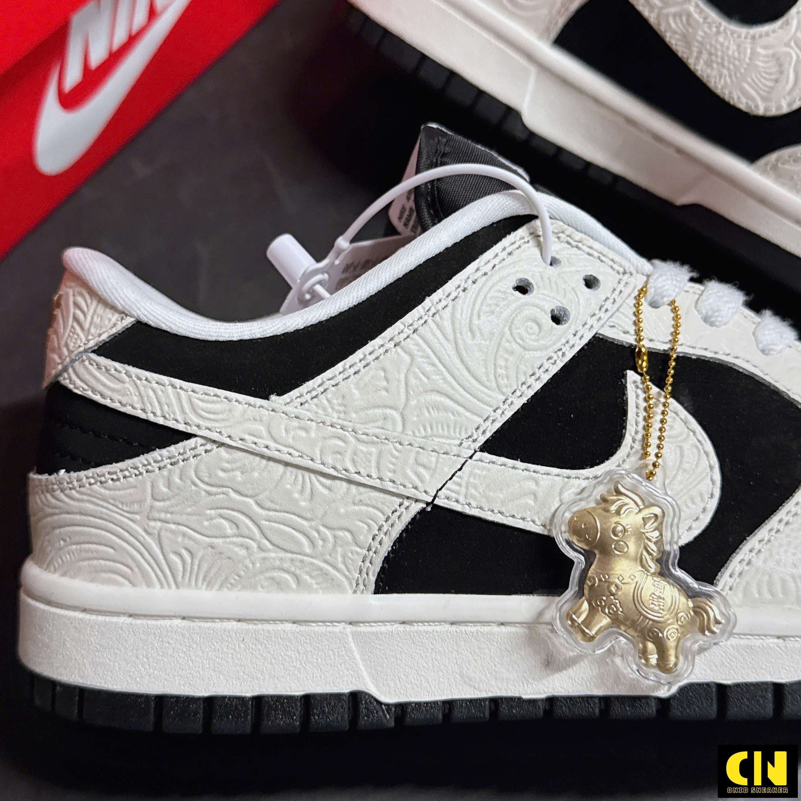 Giày Nike Dunk Embossed Baroque Black White Kèm Charm Ngựa Vàng Giày Nike Dunk Embossed Baroque Black White Kèm Charm Ngựa Vàng