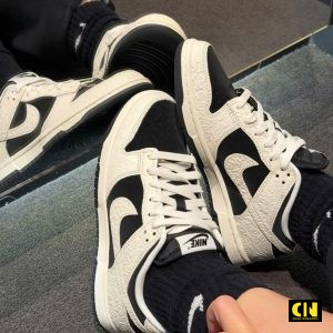 Giay Nike Sb Dunk Embossed Baroque Den Trang Hoa Tiet Giày Nike SB Dunk Embossed Baroque Đen Trắng Họa Tiết