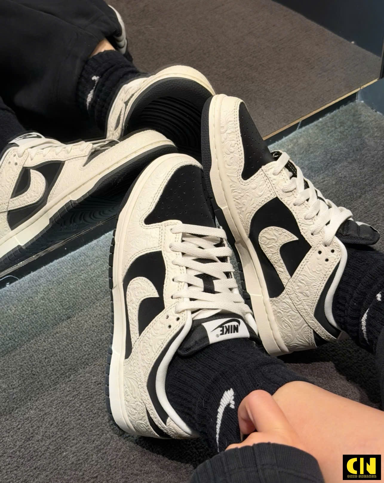 Giày Nike Sb Dunk Embossed Baroque Đen Trắng Họa Tiết Giày Nike SB Dunk Embossed Baroque Đen Trắng Họa Tiết