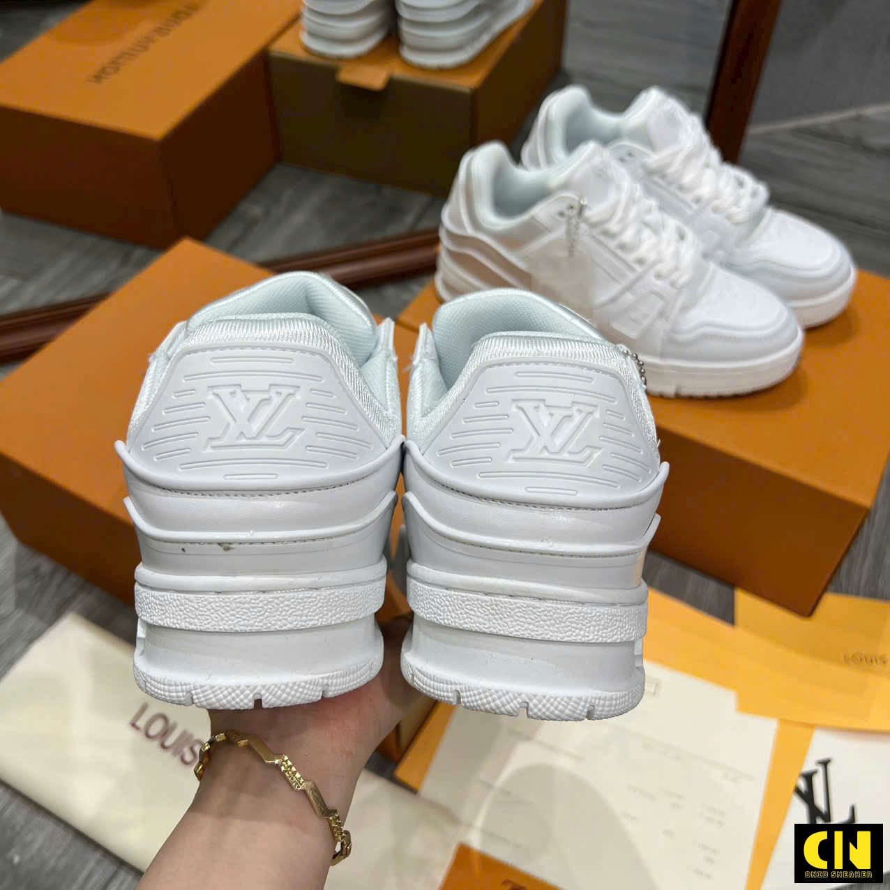 Giày Sneaker Louis Vuitton Lv Trainer Màu Trắng Sứ Giá Siêu Ưu Đãi Giày Sneaker Louis Vuitton LV Trainer Màu Trắng Sứ Giá Siêu Ưu Đãi