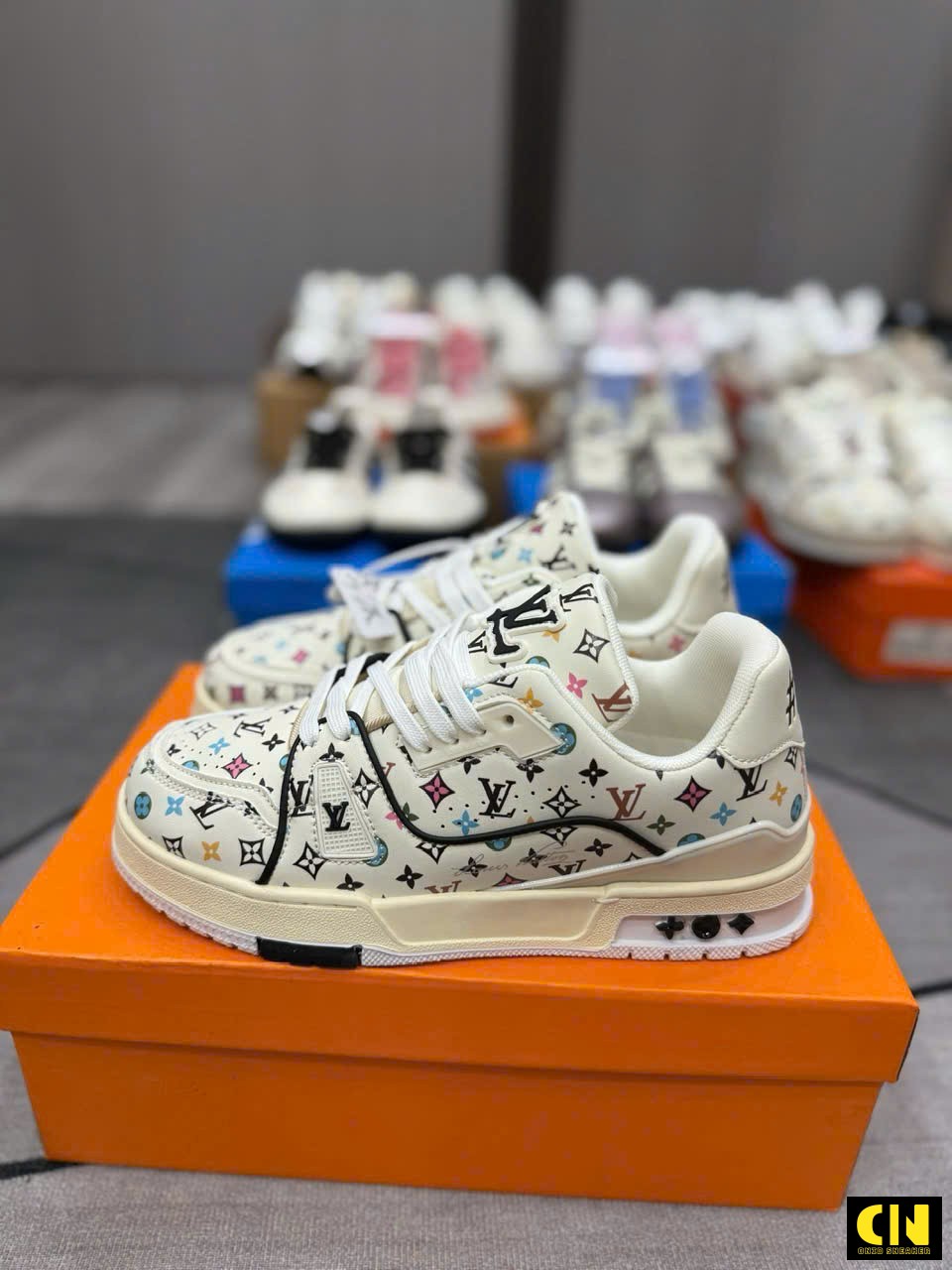 Giày Sneaker Nam Nữ Louis Vuitton Lv Trainer Trắng Be Họa Tiết Giày Sneaker Nam Nữ Louis Vuitton LV Trainer Trắng Be Họa Tiết