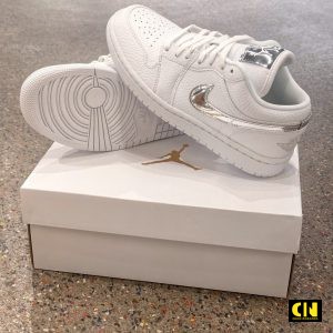 Giay Sneaker Nike Air Jordan 1 Low Se White Metallic Silver Giày Sneaker Nike Air Jordan 1 Low SE White Metallic Silver