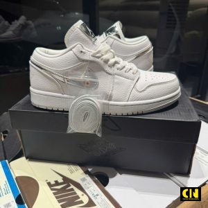 Giay Sneaker Nike Air Jordan 1 Low Se White Metallic Silver Fullbox Giày Sneaker Nike Air Jordan 1 Low SE White Metallic Silver Fullbox