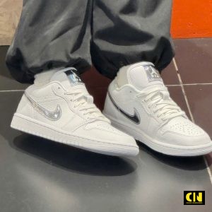 Giay Sneaker Nike Air Jordan 1 Low Se White Metallic Silver Hang Cao Cap Giày Sneaker Nike Air Jordan 1 Low SE White Metallic Silver Hàng Cao Cấp