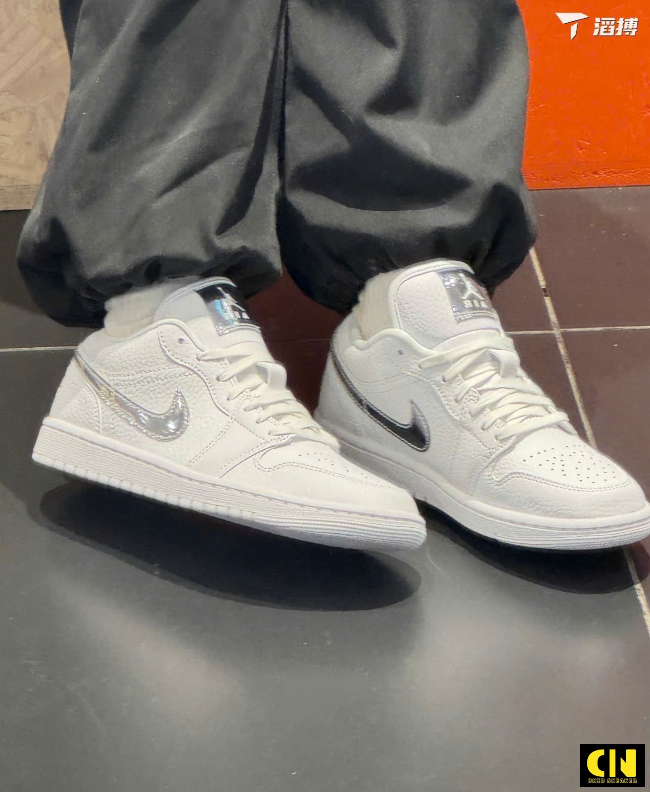 Giày Sneaker Nike Air Jordan 1 Low Se White Metallic Silver Hàng Cao Cấp Giày Sneaker Nike Air Jordan 1 Low SE White Metallic Silver Hàng Cao Cấp