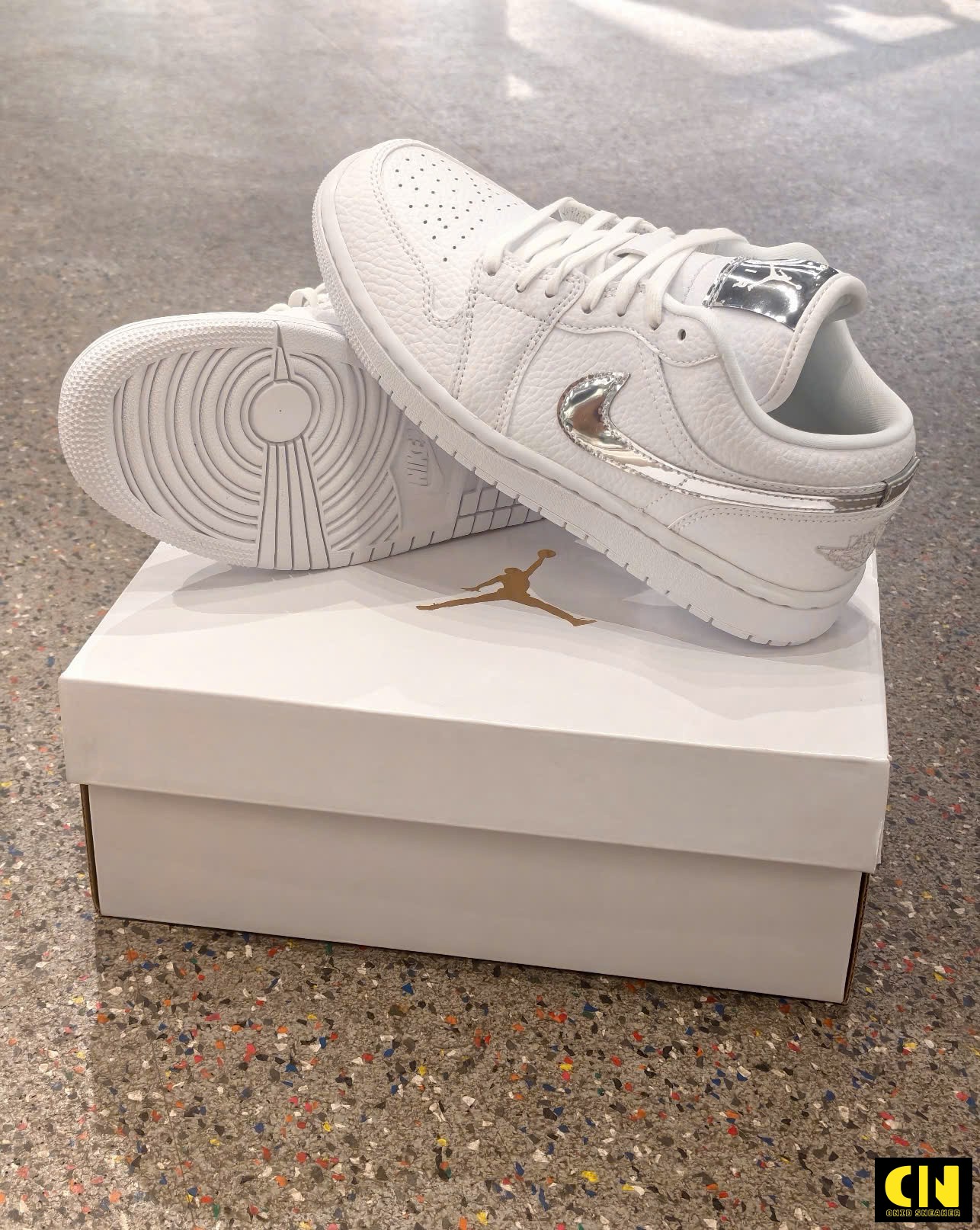 Giày Sneaker Nike Air Jordan 1 Low Se White Metallic Silver Giày Sneaker Nike Air Jordan 1 Low SE White Metallic Silver
