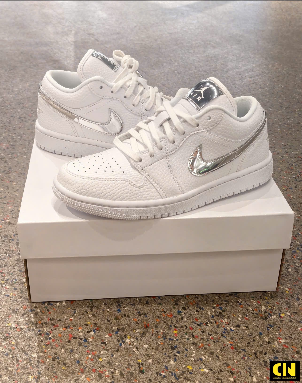 Giày Sneaker Nike Air Jordan 1 Low Se White Silver Giày Sneaker Nike Air Jordan 1 Low SE White Silver
