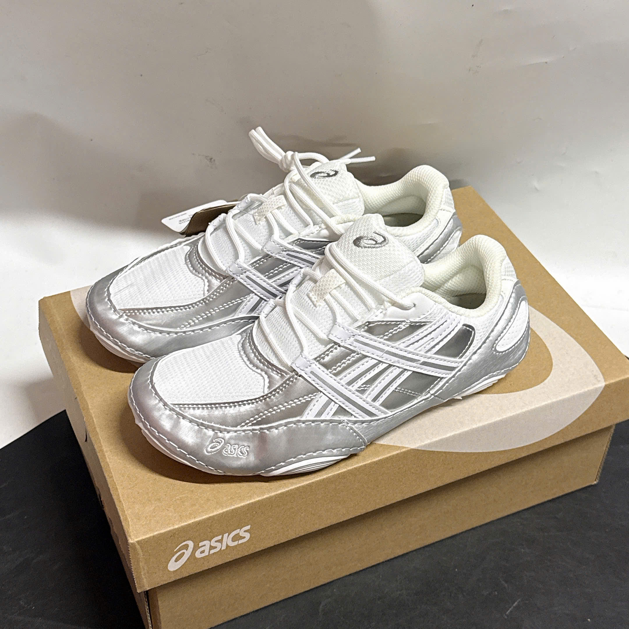 Giày Sneaker Nữ Asics Hypersync Màu Trắng Bạc Ánh Kim Giày Sneaker Nữ Asics Hypersync Màu Trắng Bạc Ánh Kim