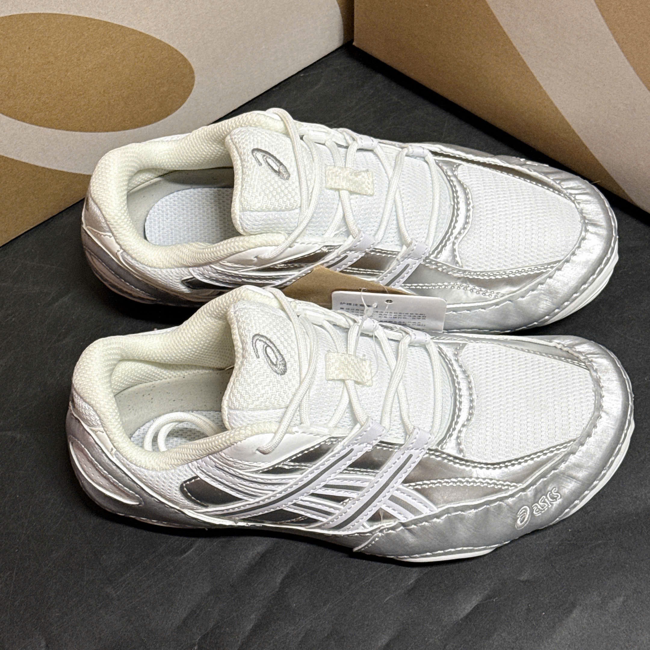 Giày Sneaker Nữ Asics Hypersync Phối Màu Trắng Bạc Metallic Giày Sneaker Nữ Asics Hypersync Phối Màu Trắng Bạc Metallic