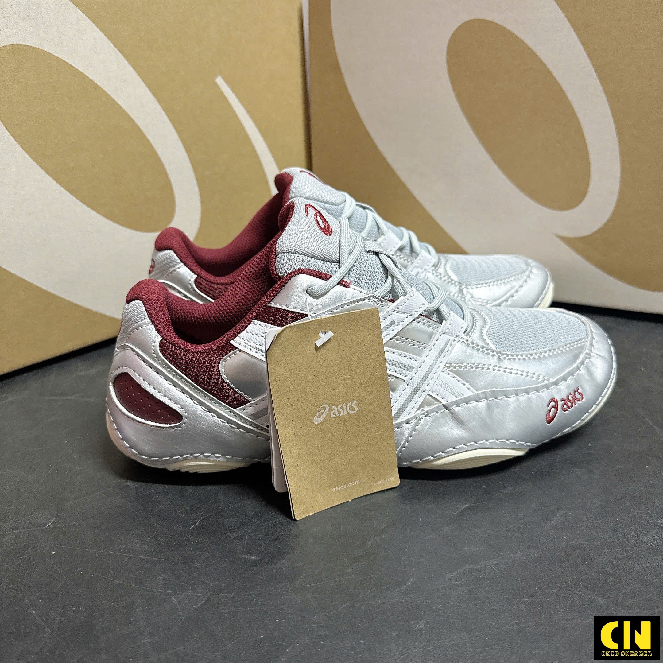 Giày Thể Thao Nam Nữ Asics Hypersync Màu Bạc Phối Đỏ Mận Giày Thể Thao Nam Nữ Asics Hypersync Màu Bạc Phối Đỏ Mận