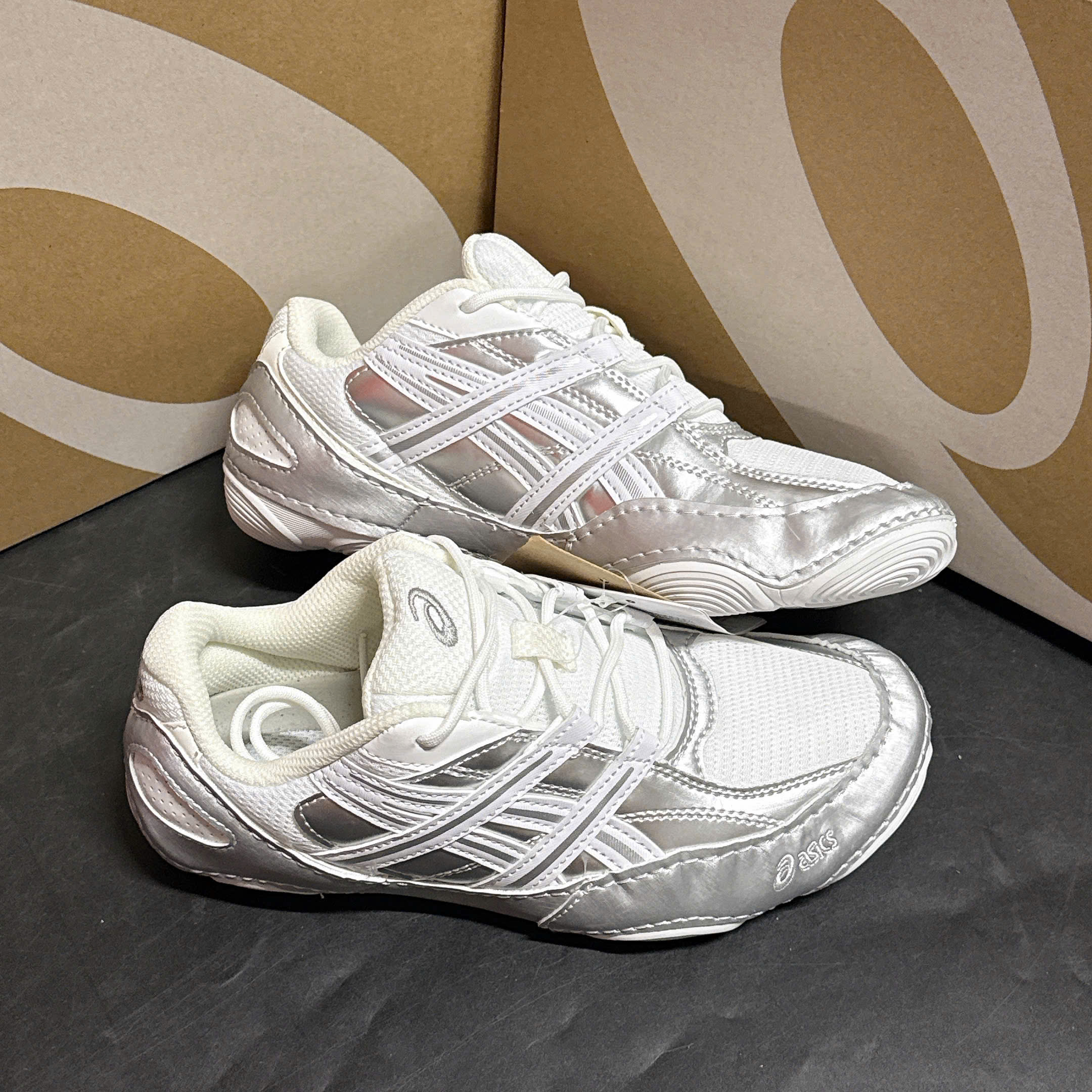Giày Thể Thao Nữ Asics Hypersync Màu Trắng Bạc Pure Silver Giày Thể Thao Nữ Asics Hypersync Màu Trắng Bạc Pure Silver