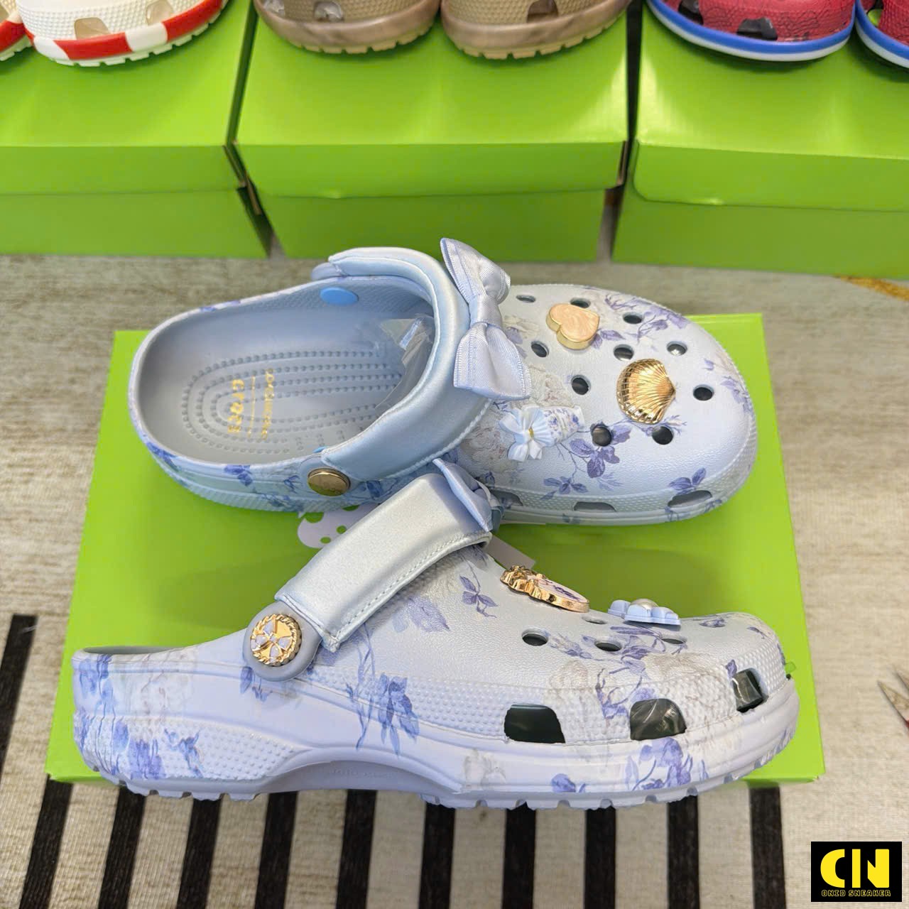 Dép Clog Nữ Crocs Loveshackfancy Họa Tiết Hoa Cổ Điển Kèm Charm Jibbitz Dép Clog Nữ Crocs LoveShackFancy Họa Tiết Hoa Cổ Điển Kèm Charm Jibbitz