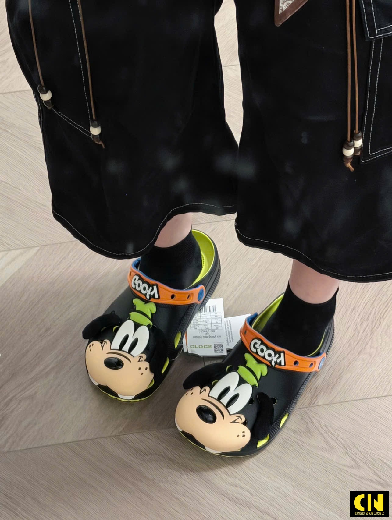 Dép Crocs Classic Clog Disney Goofy Đen Xanh Lá Dép Crocs Classic Clog Disney Goofy Đen Xanh Lá