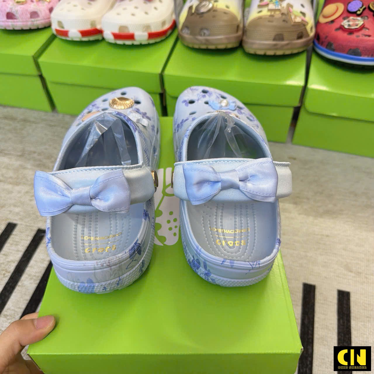 Dép Crocs Classic Clog Loveshackfancy Xanh Trắng Fullbox Dép Crocs Classic Clog LoveShackFancy Xanh Trắng Fullbox