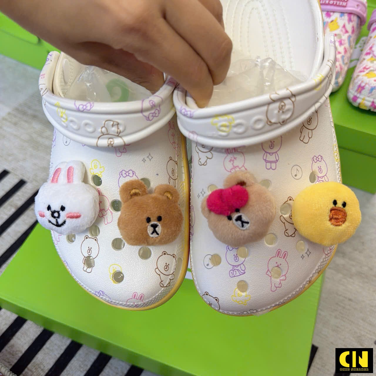 Dép Crocs Classic Cutie Clog X Line Friends Trắng Hồng Dép Crocs Classic Cutie Clog x LINE FRIENDS Trắng Hồng