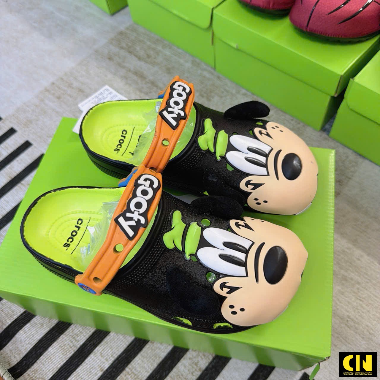 Dép Crocs Disney Iam Goofy Classic Clog Đen Xanh Lá Dép Crocs Disney IAM Goofy Classic Clog Đen Xanh Lá