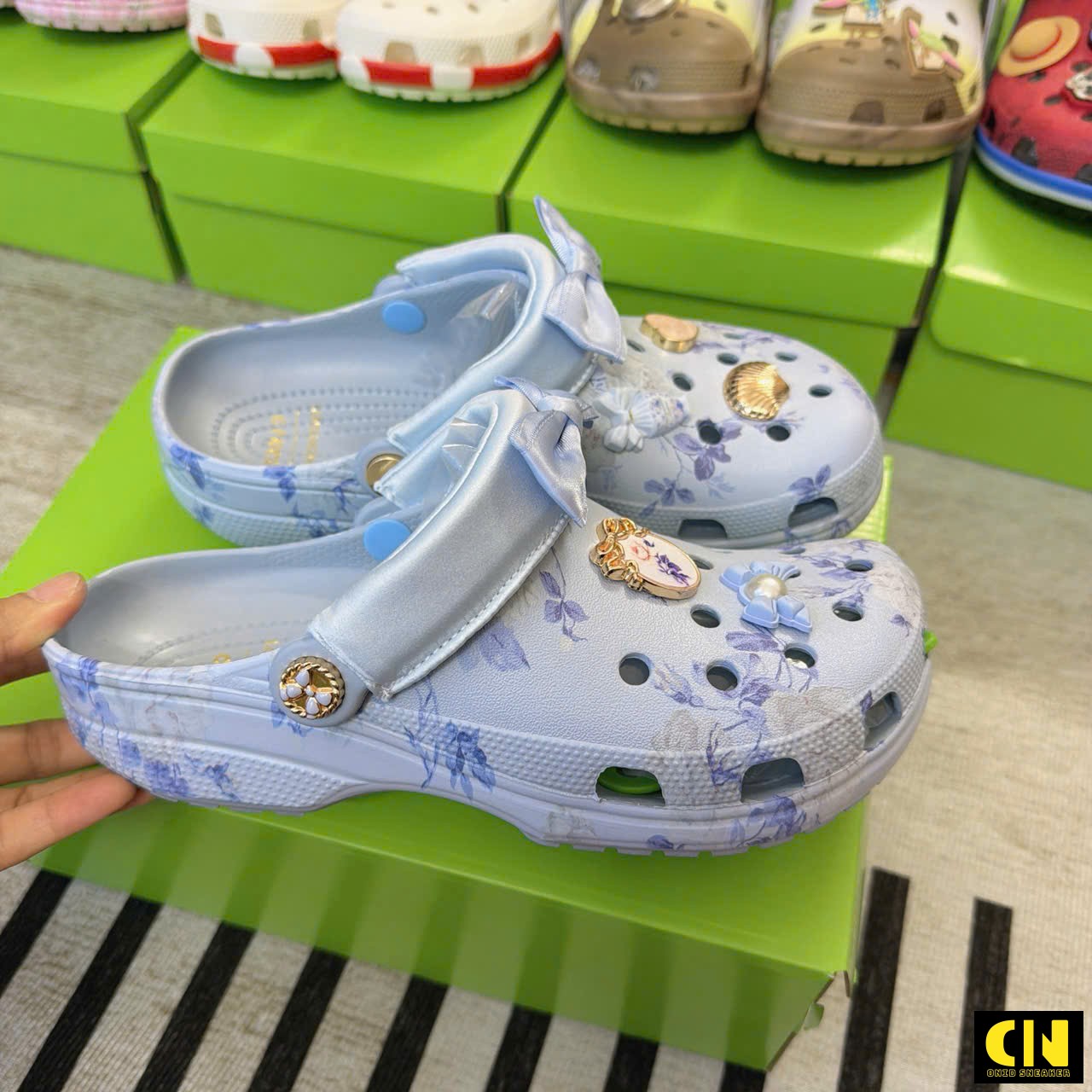 Dép Crocs X Loveshackfancy Classic Clogs Pastel Blue Dép Crocs x LoveShackFancy Classic Clogs Pastel Blue