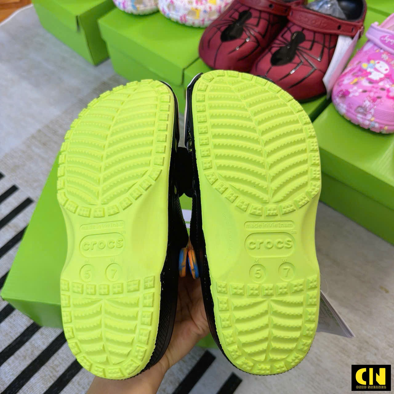 Dép Disney X Crocs Classic Clog Goofy Đen Xanh Lá Dép Disney x Crocs Classic Clog Goofy Đen Xanh Lá