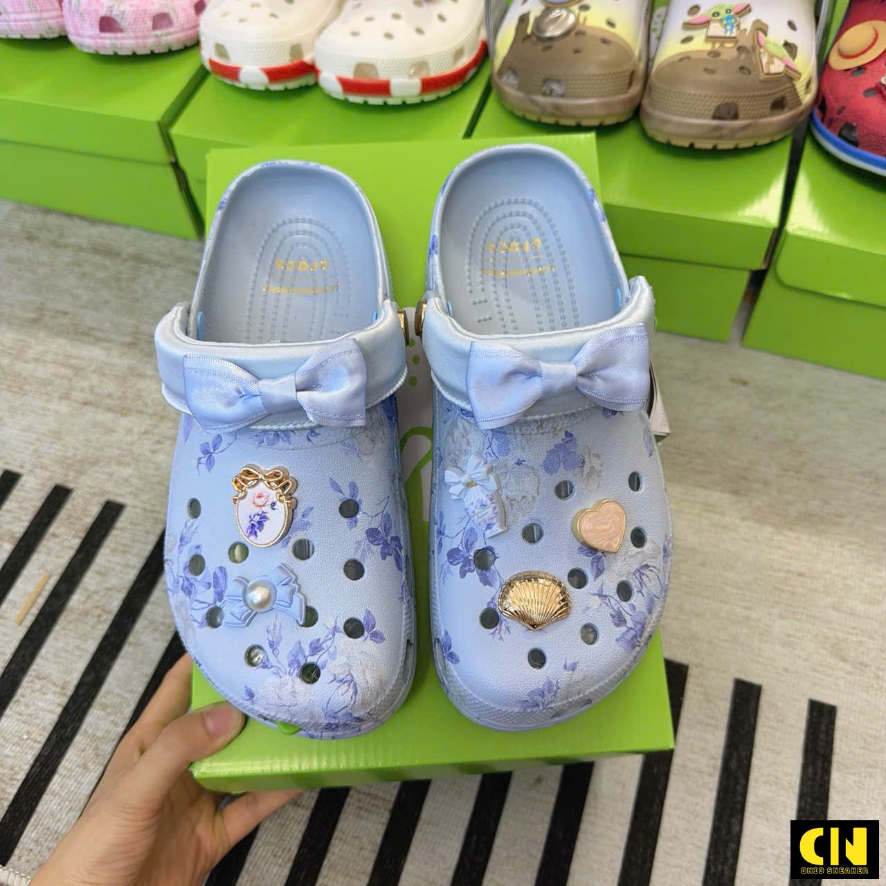 Dép Sục Nữ Crocs Classic Clog Loveshackfancy Xanh Hoa Nhí Dép Sục Nữ Crocs Classic Clog LoveShackFancy Xanh Hoa Nhí