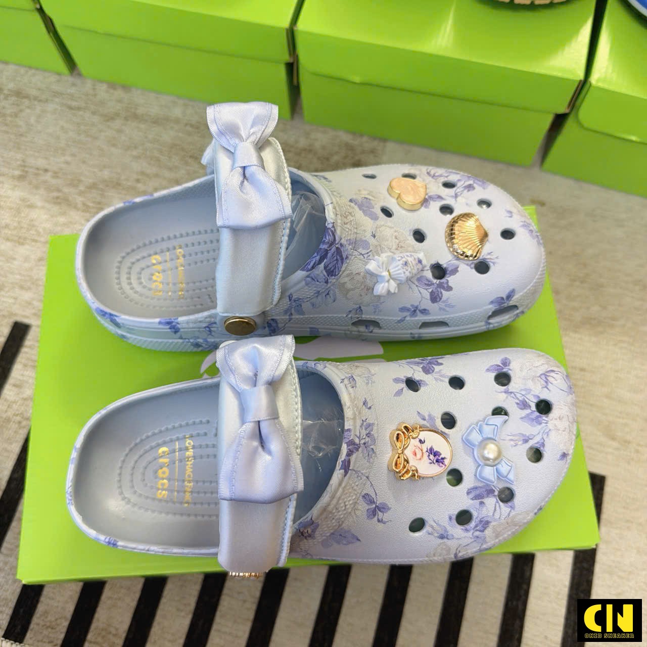 Dép Sục Nữ Crocs Loveshackfancy Hoa Nhí Xanh Pastel Quai Nơ Lụa Dép Sục Nữ Crocs LoveShackFancy Hoa Nhí Xanh Pastel Quai Nơ Lụa