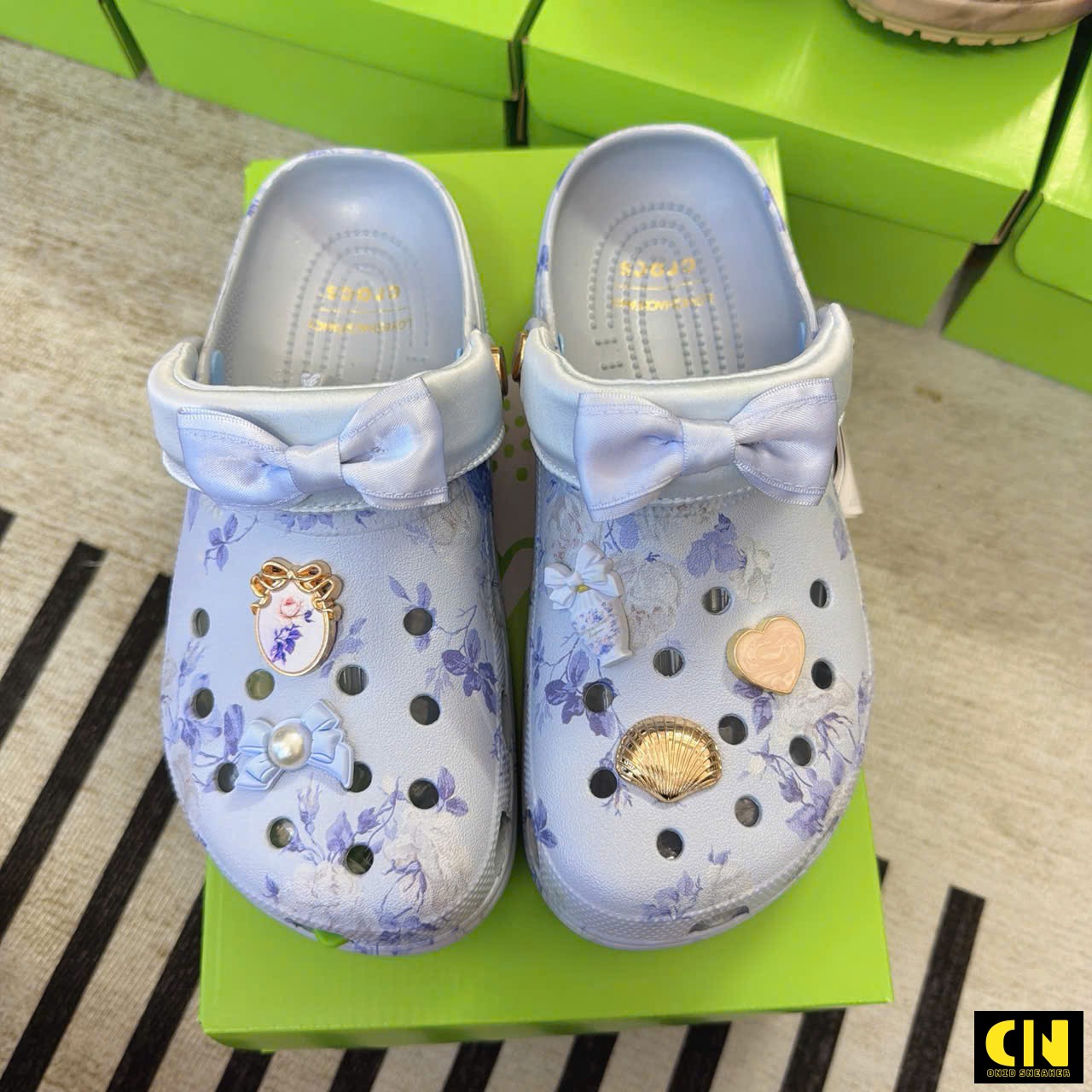 Dép Sục Nữ Crocs Loveshackfancy Hoa Nhí Xanh Pastel Dép Sục Nữ Crocs LoveShackFancy Hoa Nhí Xanh Pastel