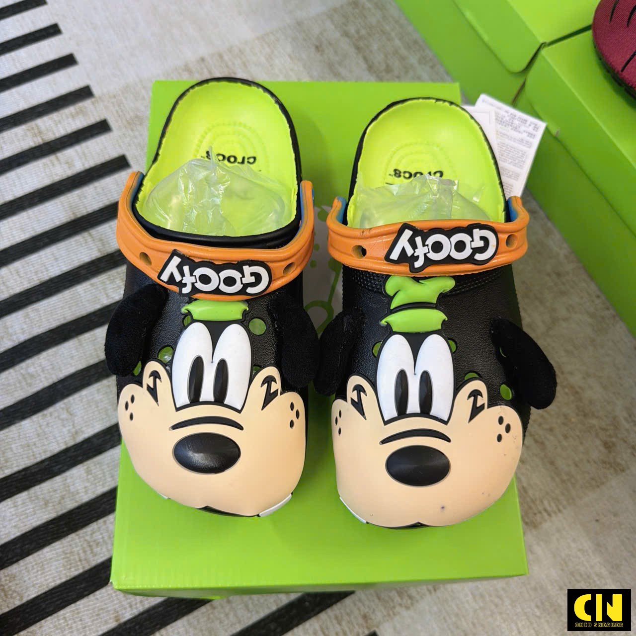 Giày Clog Unisex Crocs Disney Iam Goofy Classic Đen Xanh Lá Giày Clog Unisex Crocs Disney Iam Goofy Classic Đen Xanh Lá