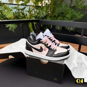 Giay Jordan 1 Low Black Pink Den Hong Tang Kem Moc Khoa Giày Jordan 1 Low Black Pink Đen Hồng Tặng Kèm Móc Khóa